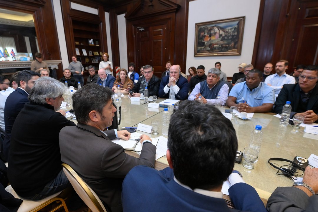 Axel Kicillof y referentes de la ITF en reunión en La Plata