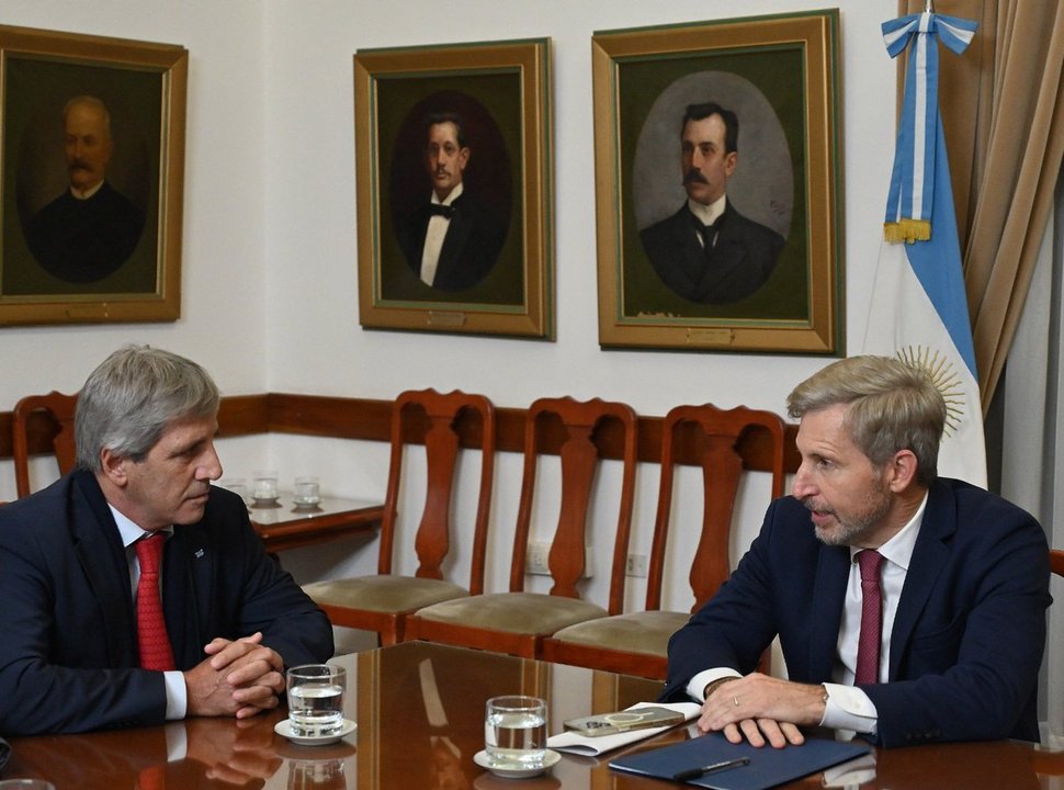 Luis Caputo y Rogelio Frigerio durante la firma del acuerdo
