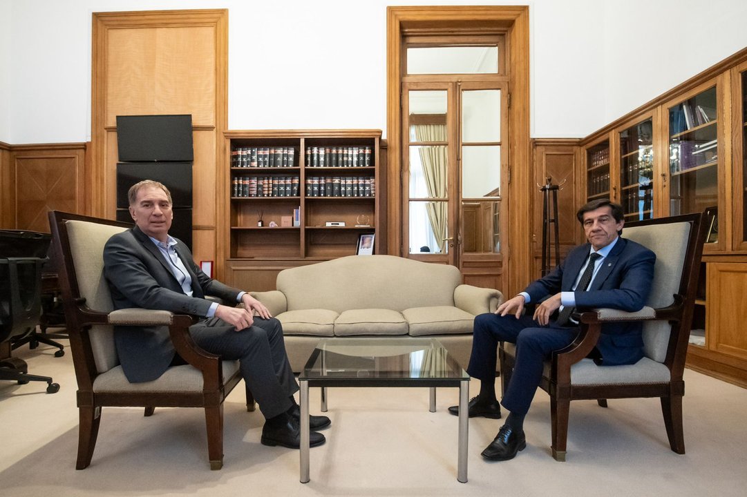 Diego Santilli y Carlos Sadir reunidos en Casa Rosada