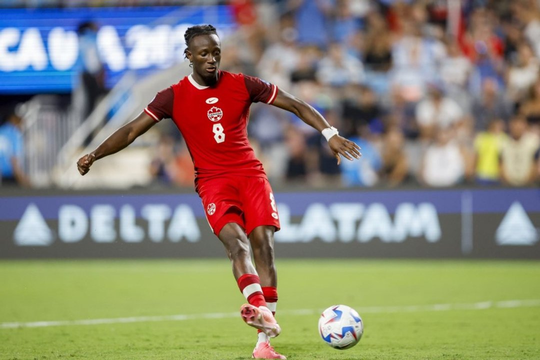 Ismael Koné, lesionado en el partido entre Canadá y Qatar, fue retirado en camilla