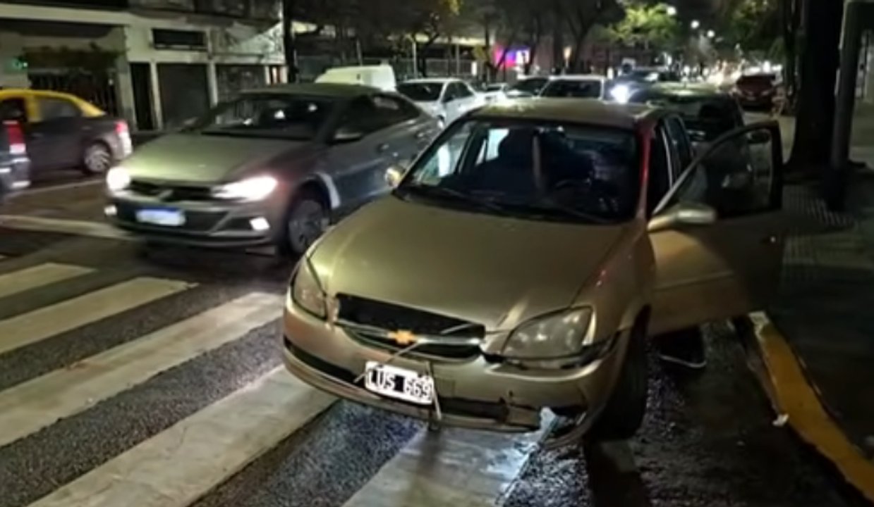 Un vehículo chocó contra autos estacionados en Caballito