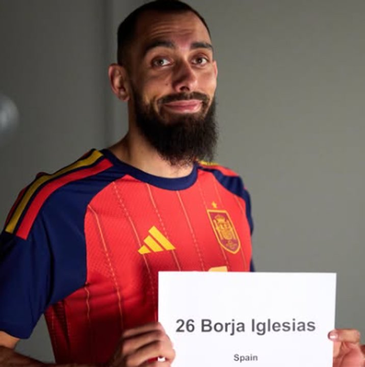 Borja Iglesias vive un curioso malentendido en la concentración de España