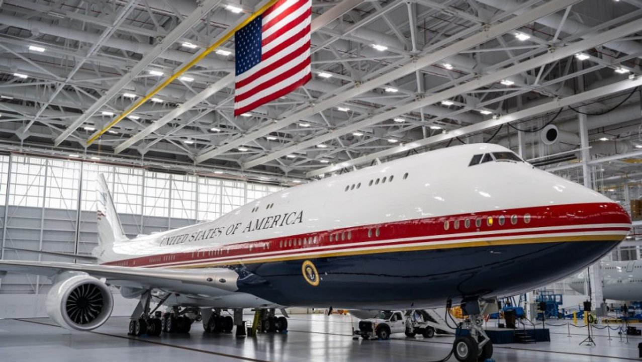 Trump presenta el nuevo Air Force One, un avión de 400 millones de dólares obsequiado por Qatar