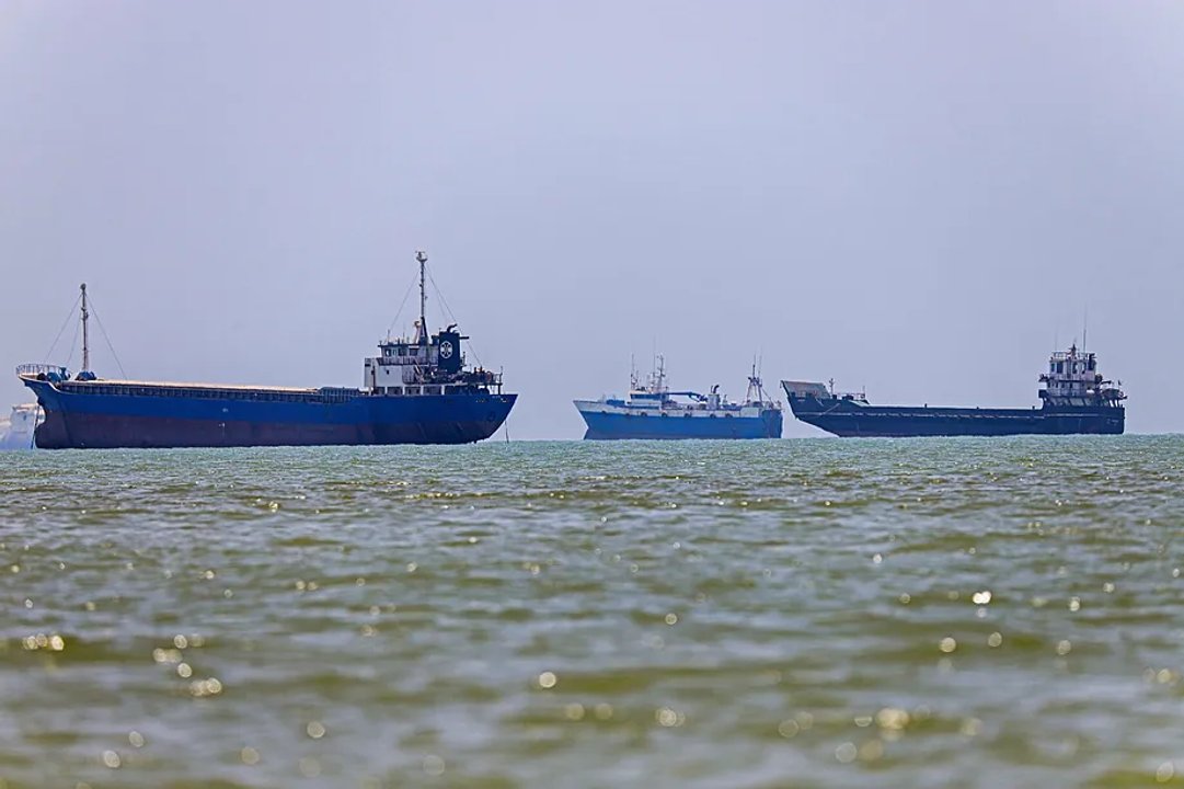 Buques militares en el estrecho de Ormuz