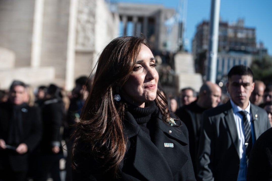 Victoria Villarruel de espaldas a Javier Milei en el acto por el Día de la Bandera en Rosario