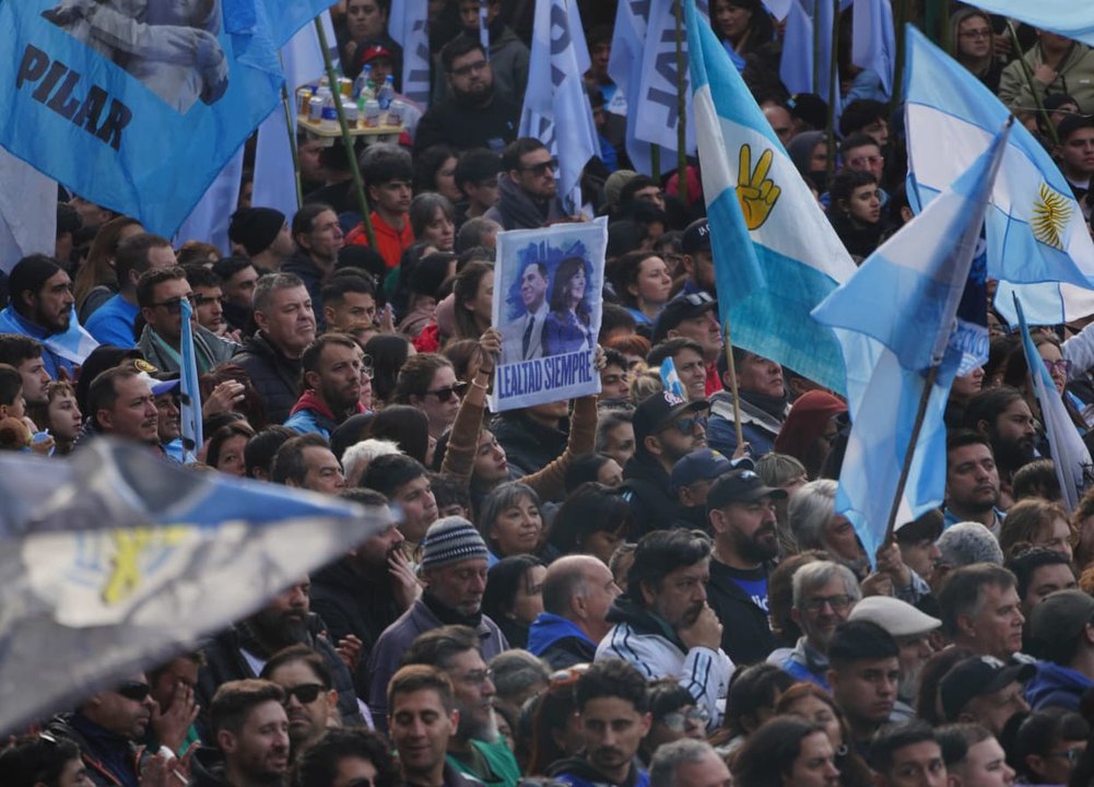 La militancia realizó un banderazo en Parque Lezama para exigir la liberación de Cristina Kirchner