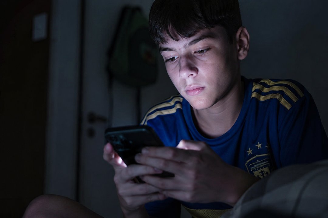 Adolescentes usando el celular para apuestas online