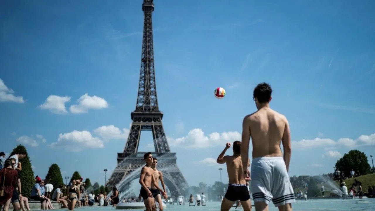 Francia entra en alerta militar por una ola de calor extremo que roza los 40 grados