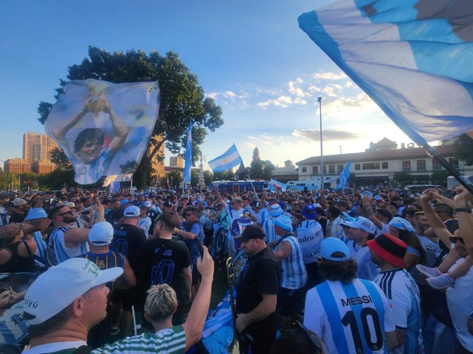Mundial 2026: impresionante banderazo argentino en la previa del duelo ante Austria