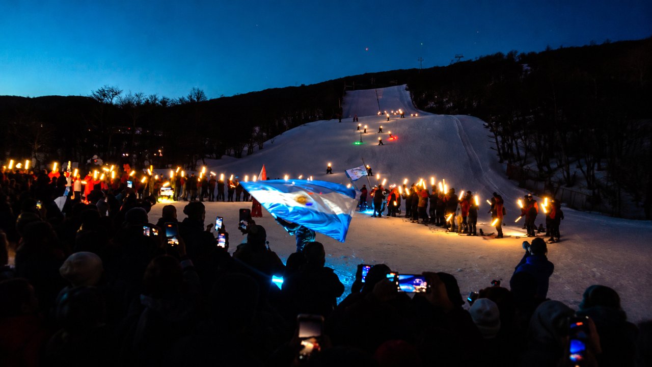 La postal más impactante del invierno argentino ya tiene fecha: todo listo para la Bajada de Antorchas en Ushuaia