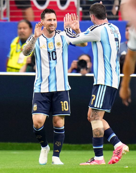 Con doblete y récord de Messi, la Selección argentina le ganó 2-0 a Austria y se clasificó a 16avos de final