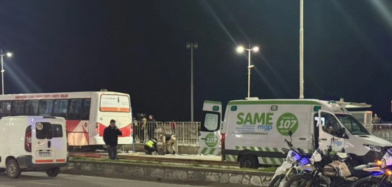 Tragedia y muerte en Mar del Plata: un colectivo subió a una vereda en la rambla y atropelló a varias personas