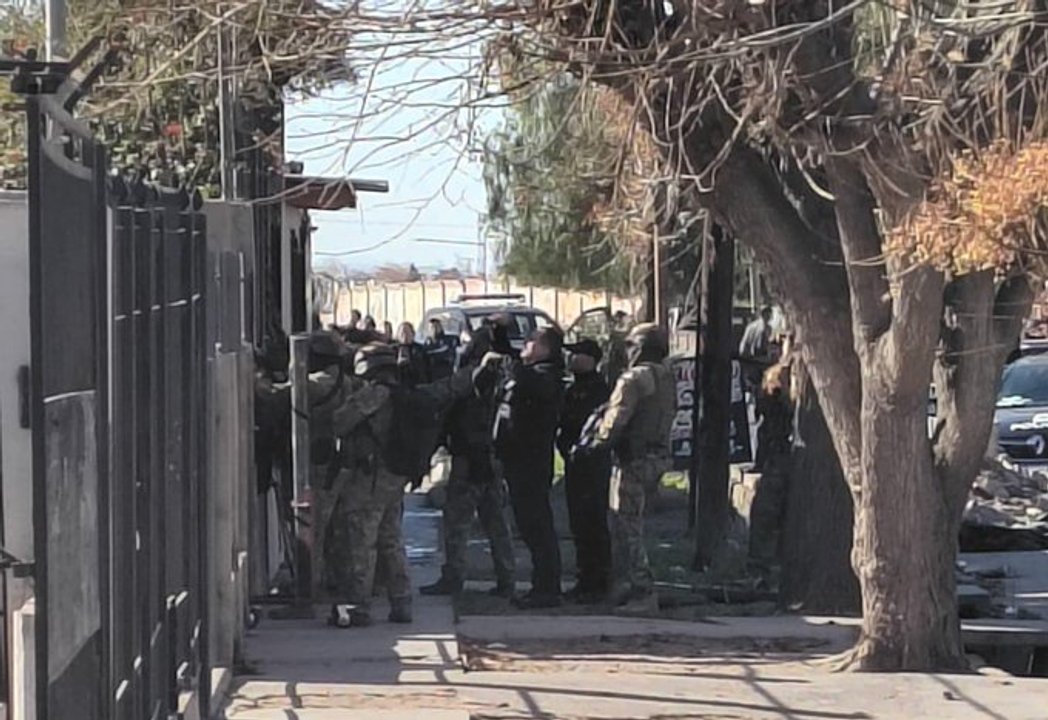 Detenido tras atrincherarse en su hogar en Mendoza con un dron térmico