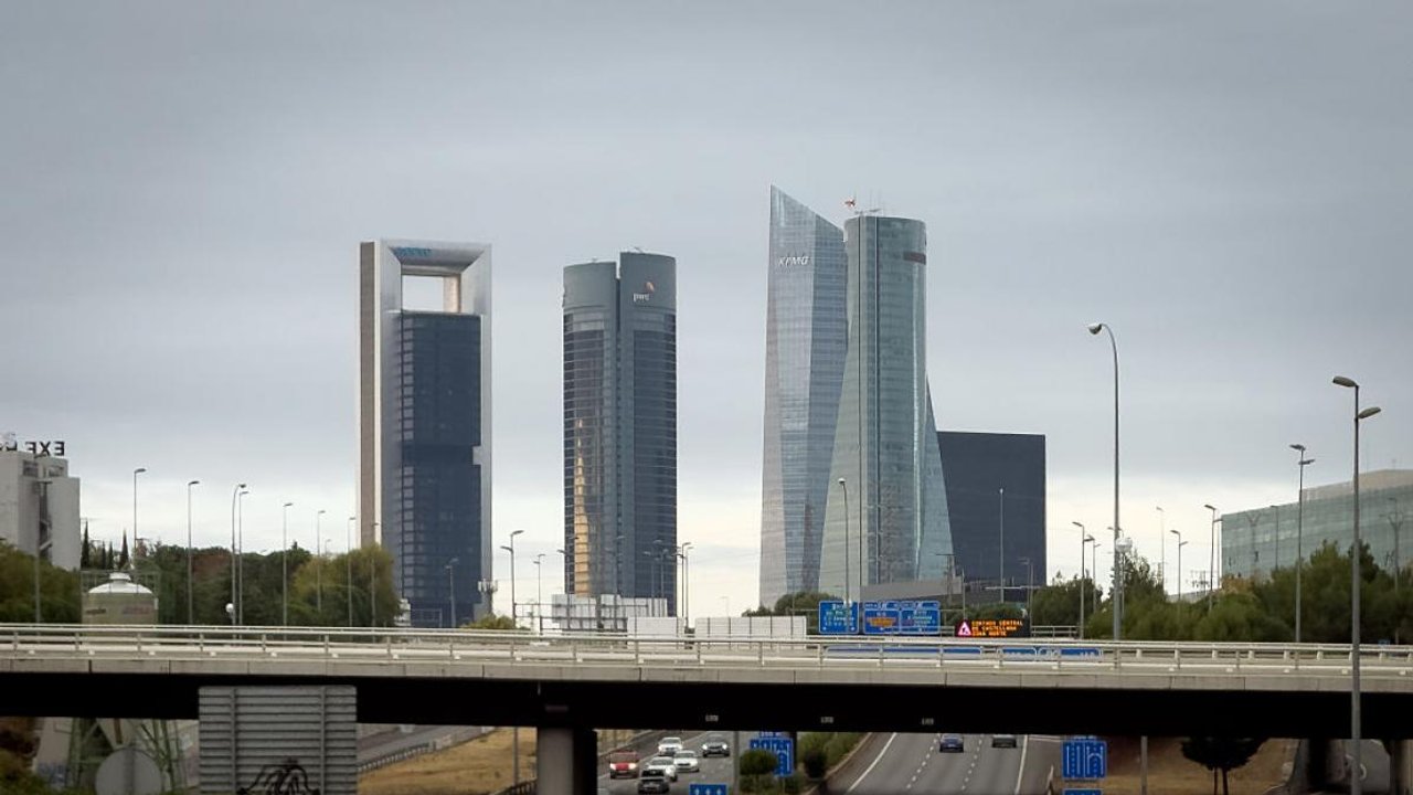 Incendio en la Torre Moeve de Madrid: evacuaron a los ocupantes y cortaron el tránsito