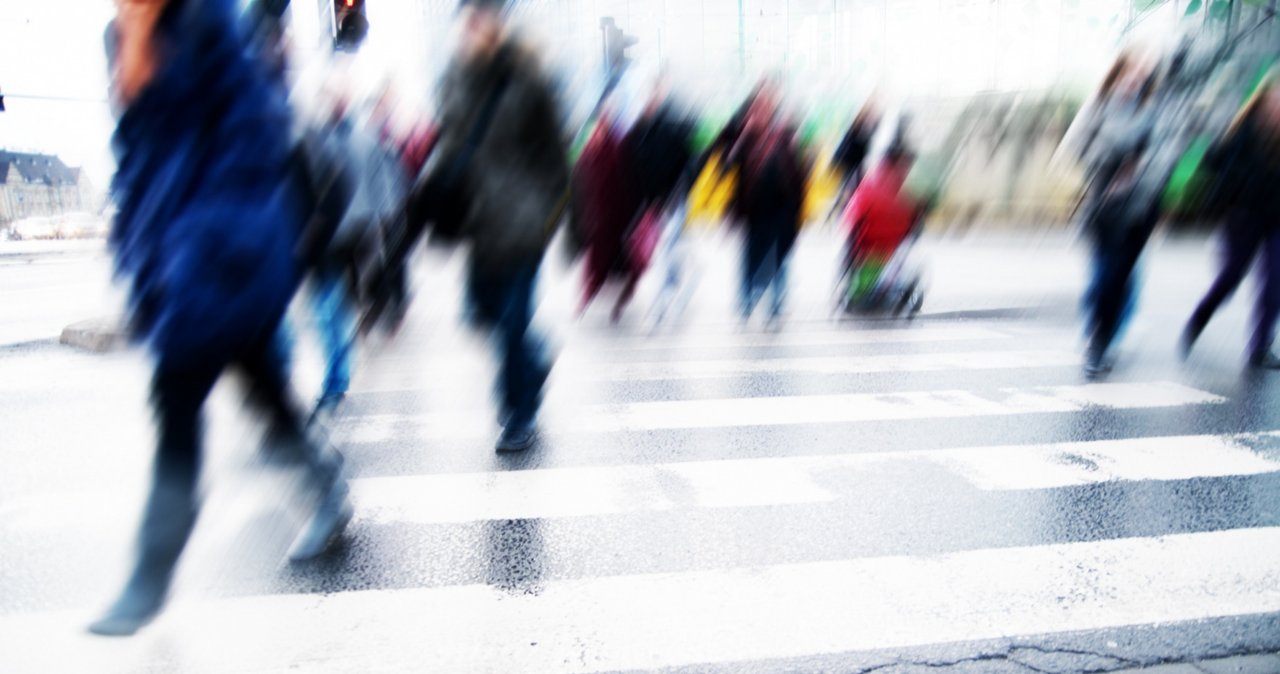 Por qué tendemos a caminar en el sentido contrario a las agujas del reloj