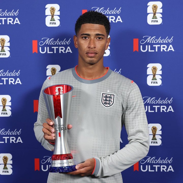 Jude Bellingham recibe el premio al mejor jugador del partido entre Inglaterra y Ghana