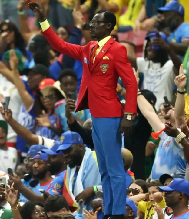Quién es Lumumba Vea, el “hincha-estatua” de RD Congo que se robó las miradas ante Colombia