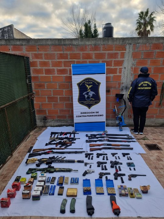 Allanaron en La Plata a un menor que se registró practicando tiro en un polígono: secuestraron 25 armas