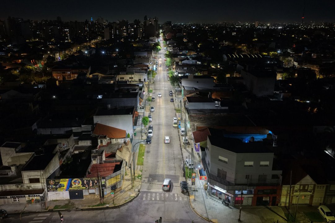Trabajos de recambio de luminarias LED sobre la avenida Eva Perón en Lanús