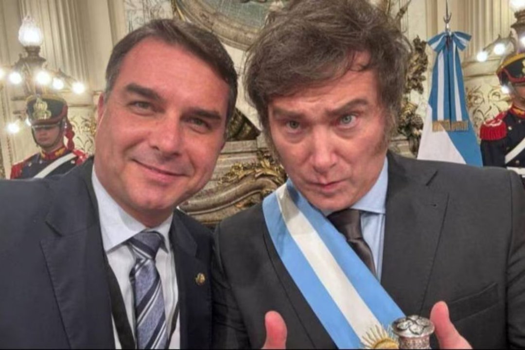 Javier Milei y Flávio Bolsonaro en un encuentro político en Buenos Aires