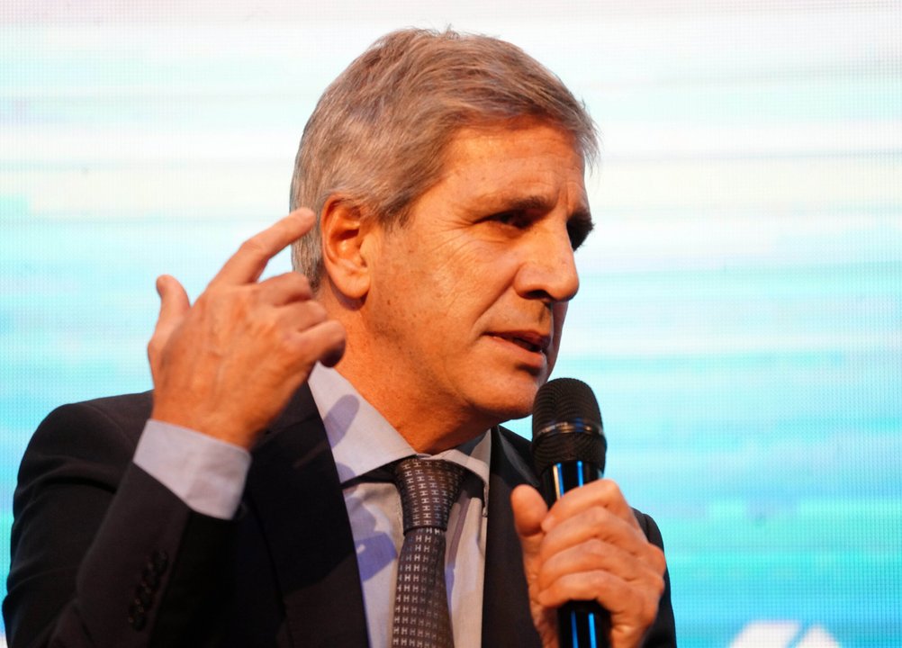 Luis Caputo expone ante empresarios de la construcción