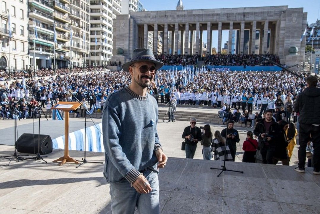 Miles de chicos homenajean a Lionel Messi frente al Monumento a la Bandera en Rosario