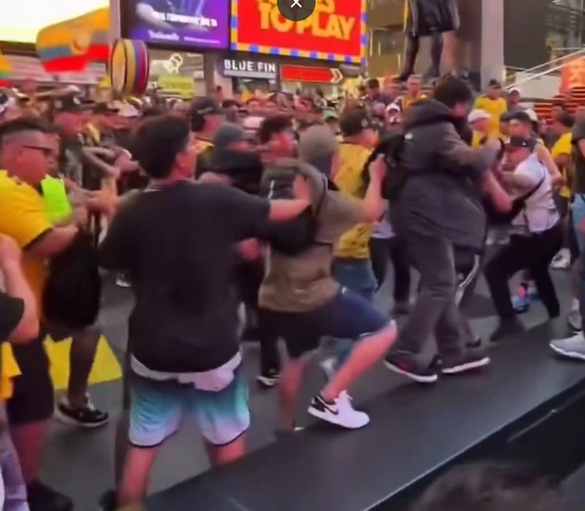 Mundial 2026: hinchas ecuatorianos se enfrentaron a golpes en Times Square durante un banderazo