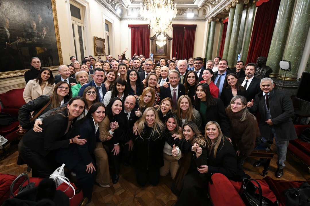 Javier Milei junto a diputados de La Libertad Avanza en el Congreso