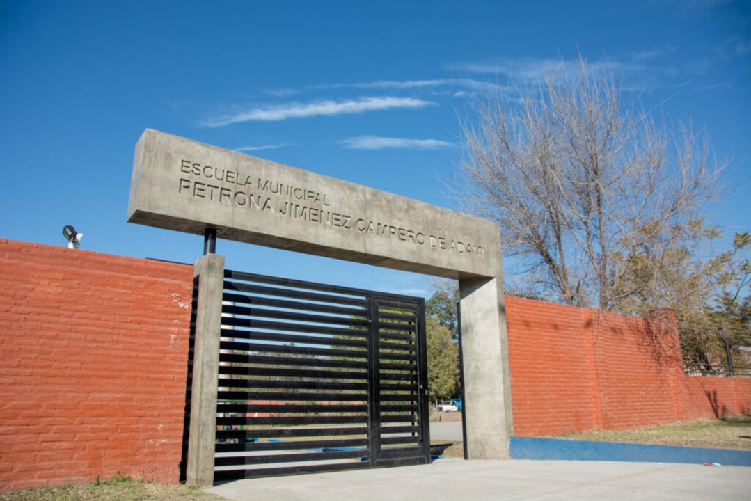 Yerba Buena: Macchiarola enfrenta un paro en una escuela municipal