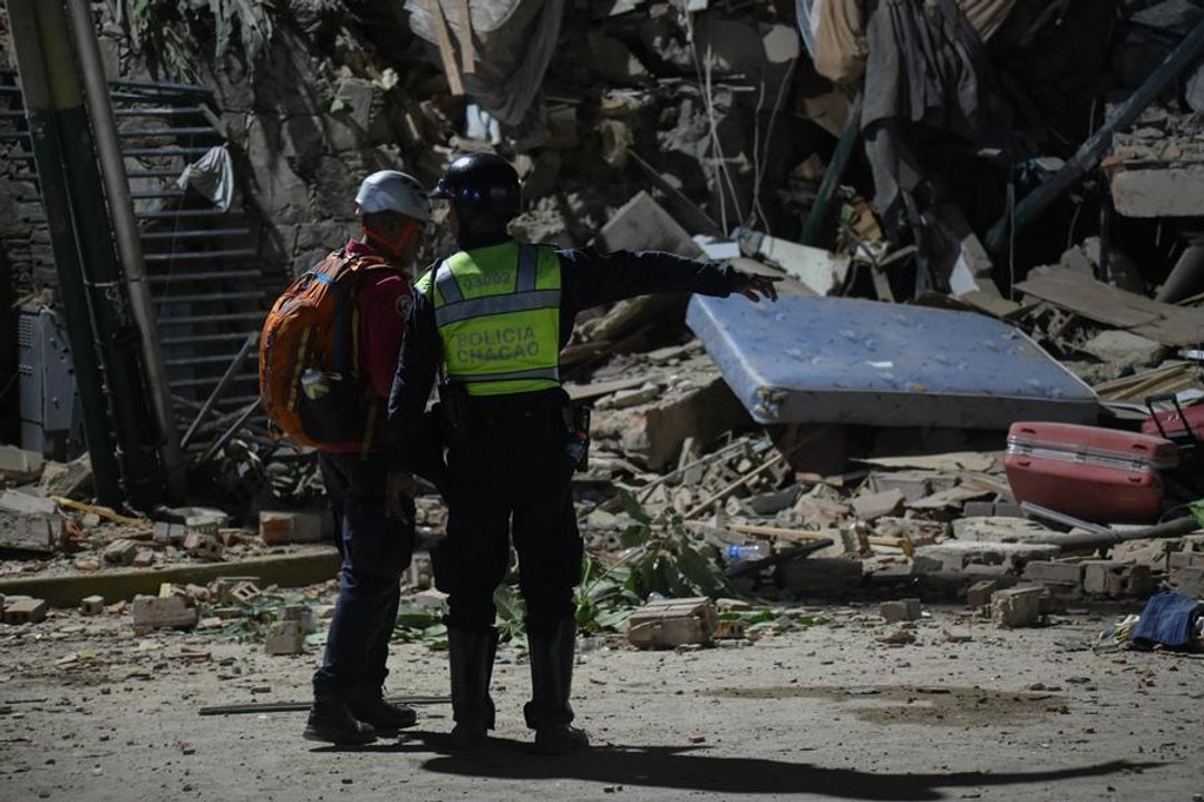 Personas intentando comunicarse por teléfono tras los terremotos en Venezuela