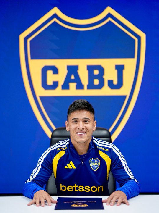 Leandro Lozano firma su contrato con Boca Juniors