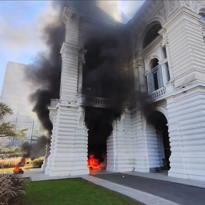 Destrozos en la Municipalidad de La Plata: detienen a cooperativistas de Grabois que protestaban por despidos