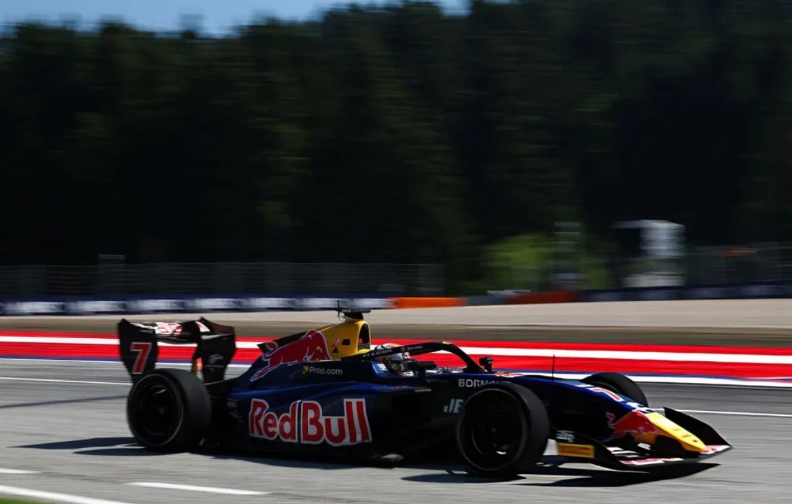 Mattia Colnaghi en acción durante la carrera sprint de Fórmula 3 en Austria