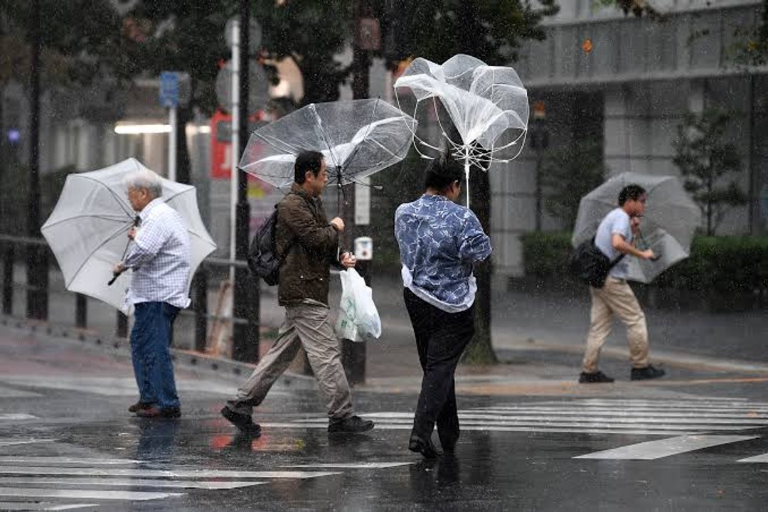 Alerta máxima en Japón por el avance destructivo de una tormenta y un ciclón