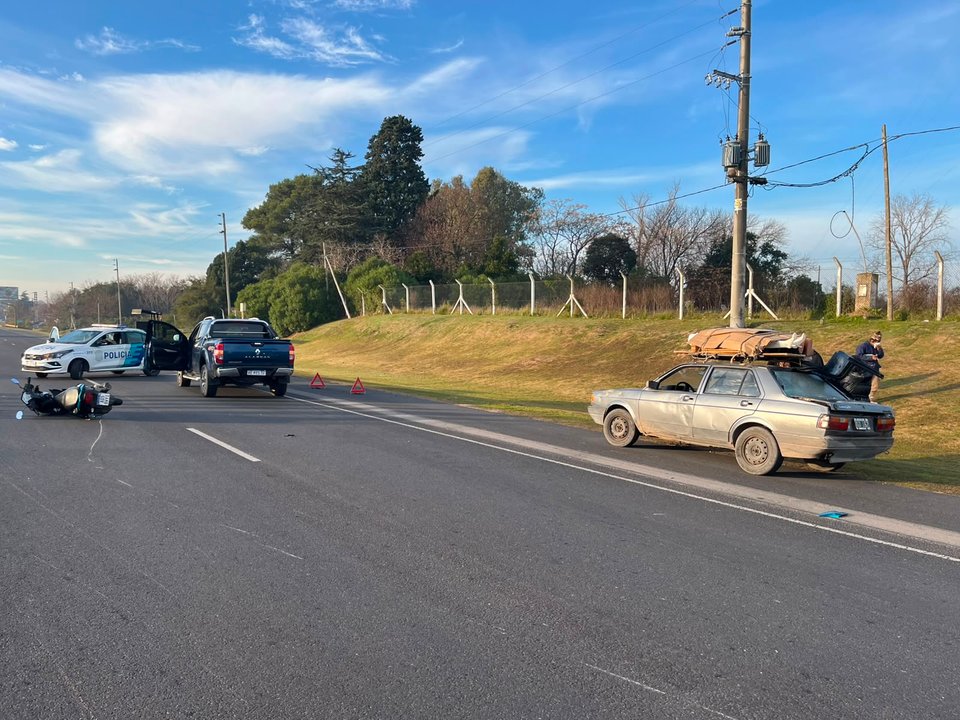 Patrullero y peritos en un siniestro vial sobre Camino Centenario en La Plata