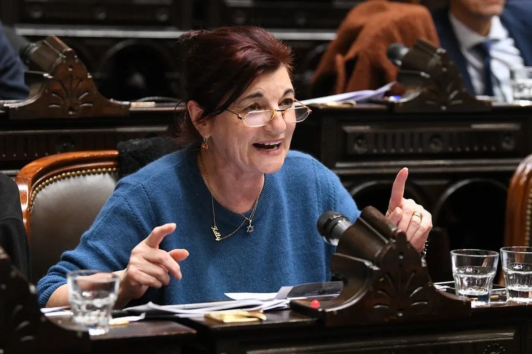 Kelly Olmos cuestiona al Gobierno por la salida de Manuel Adorni