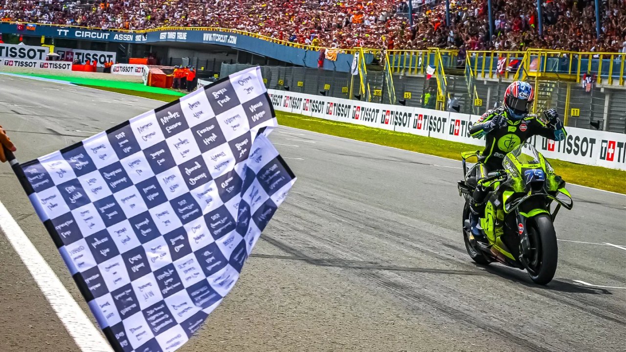 Ai Ogura celebra su victoria en el Gran Premio de los Países Bajos de MotoGP