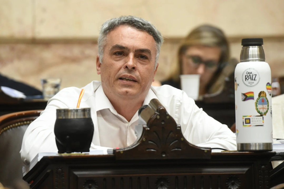 Paulón contra la salida “prolija” de Adorni: “Intentaron disfrazar un escándalo”