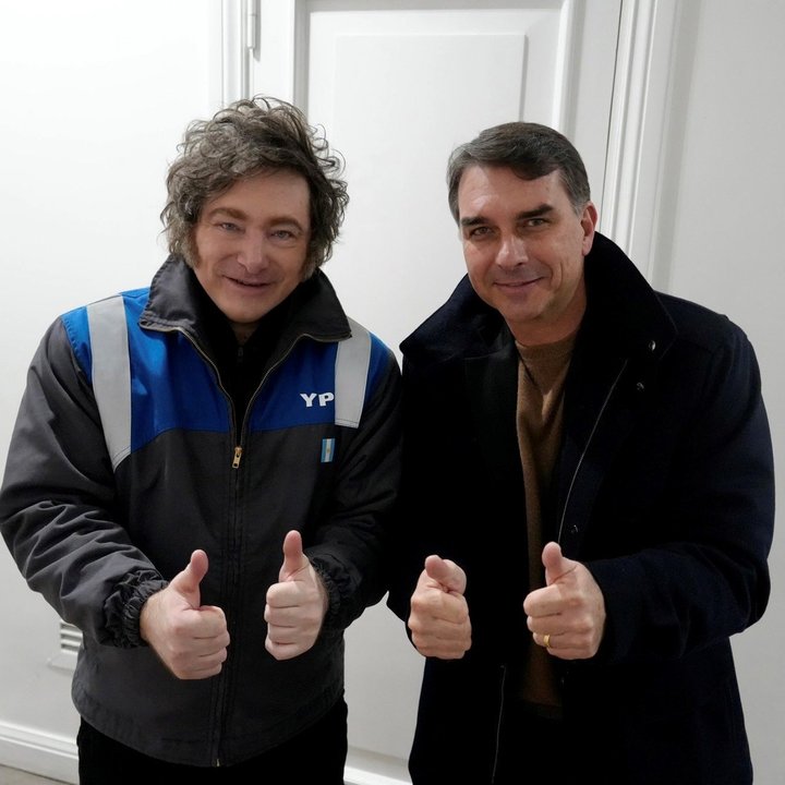 Milei se reunió con Flávio Bolsonaro y vaticinó una “marea azul” en las elecciones de Brasil