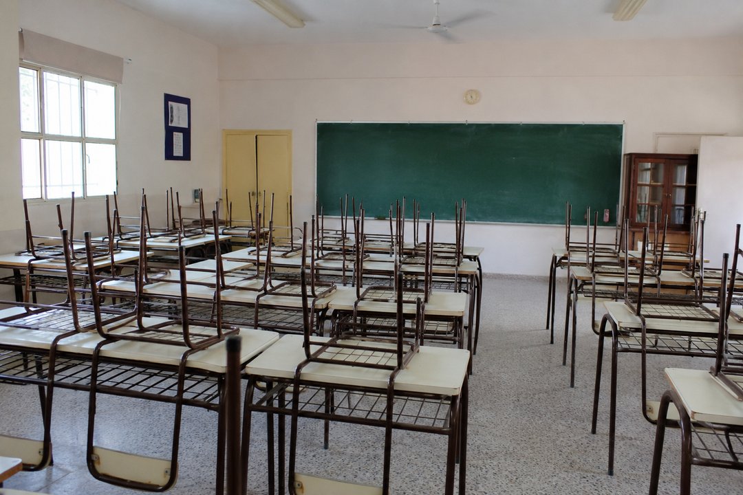 Docentes bonaerenses de paro frente a una escuela