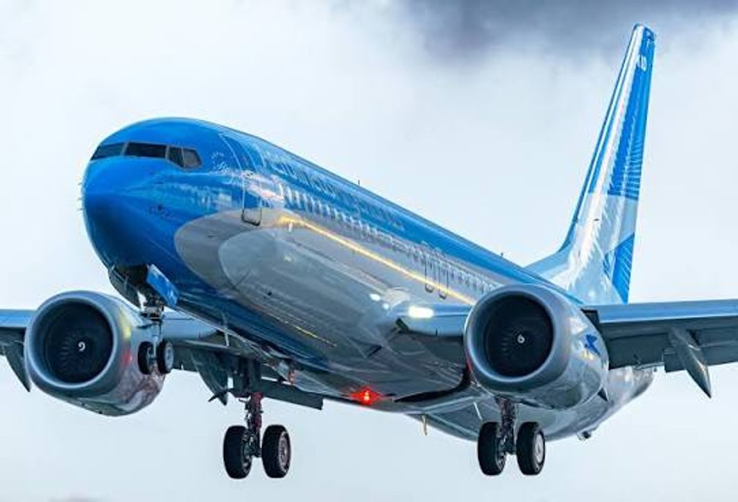 Avión de Aerolíneas Argentinas en pista rumbo a Viedma