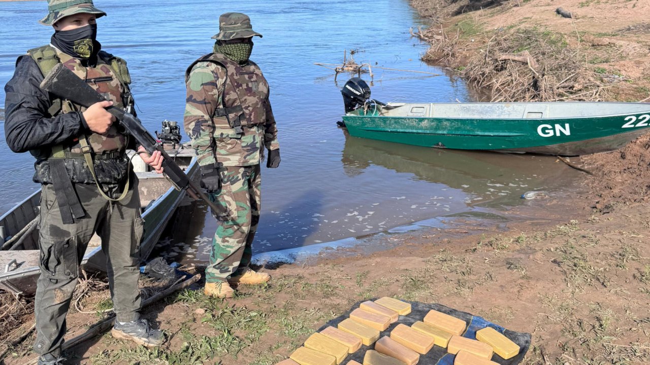 Intentaron entrar al país con 25 kilos de cocaína por el río y tras recibir la voz de alto escaparon hacia el monte