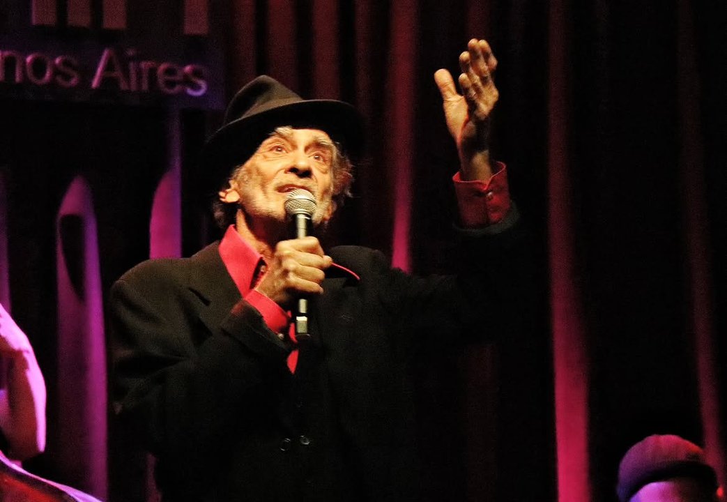 El músico Daniel Melingo durante una presentación en vivo