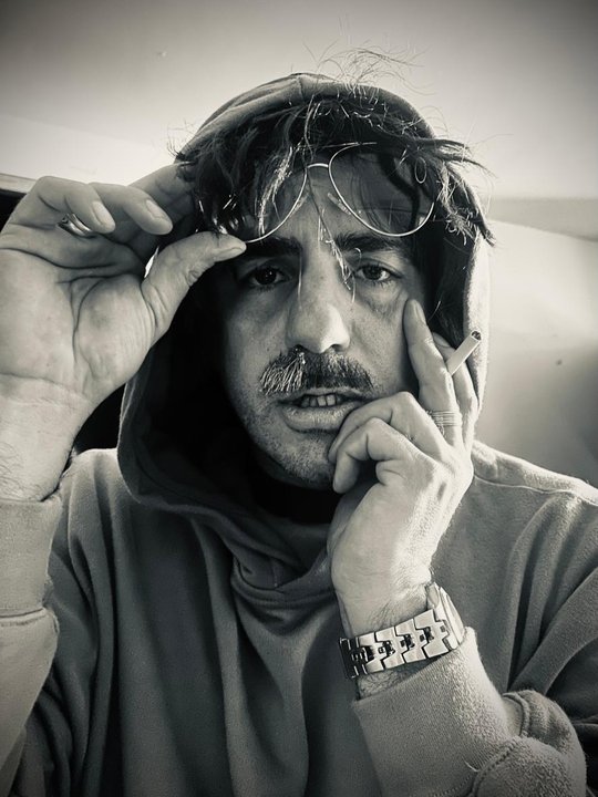 Marco Antonio Caponi caracterizado como Charly García