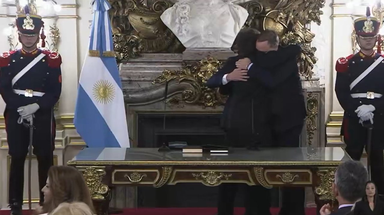 Milei sumó a Adorni al abrazo con Santilli en la ceremonia de jura del nuevo jefe de Gabinete