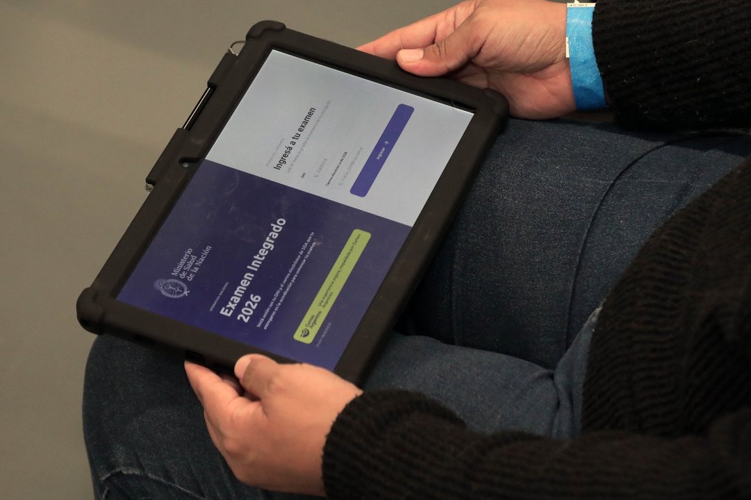 Aspirantes rinden el Examen Integrado de Residencias de Salud en formato digital