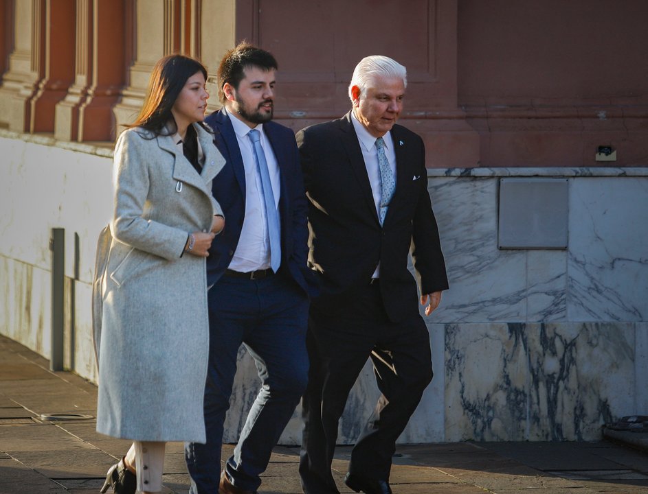 Javier y Karina Milei encabezan reunión con diputados y senadores en Casa Rosada