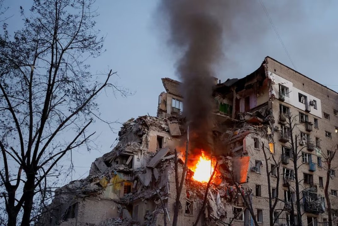 Tareas de los bomberos tras el incendio en un hospital de Alemania
