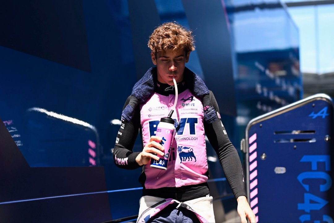 Franco Colapinto durante una jornada de Fórmula 1 en el circuito de Silverstone