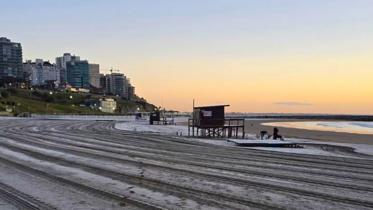Mar del Plata cubierta de nieve durante una ola polar histórica